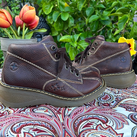 Dr. Martens Vintage Daisy Floral Embossed Brown Ankle Boots - Picture 1 of 17